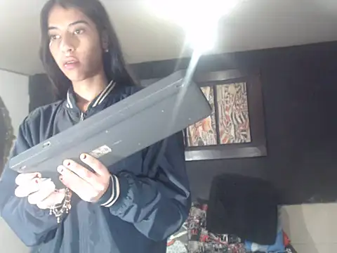 Snapshot of Dara-montenegro chatting on 10-18-25, 12:13 Dara-montenegro online show from 10-18-25, 12:13