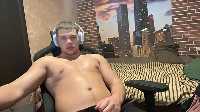 Snapshot of MusclePhantom chatting on 10-25-25, 08:36 MusclePhantom online show from 10-25-25, 08:36