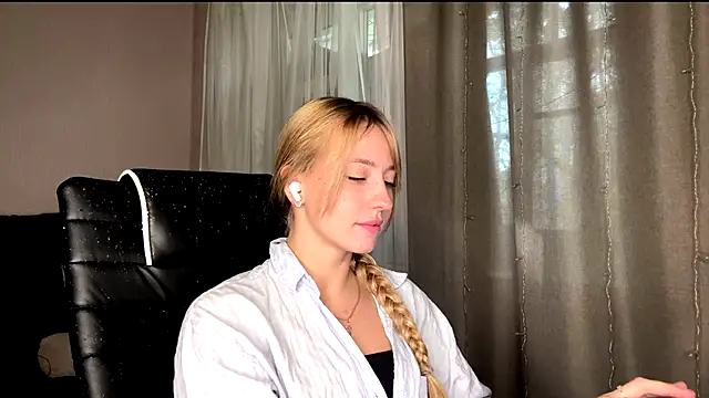 Jetta Corsacami online show from 09-18-25, 07:43