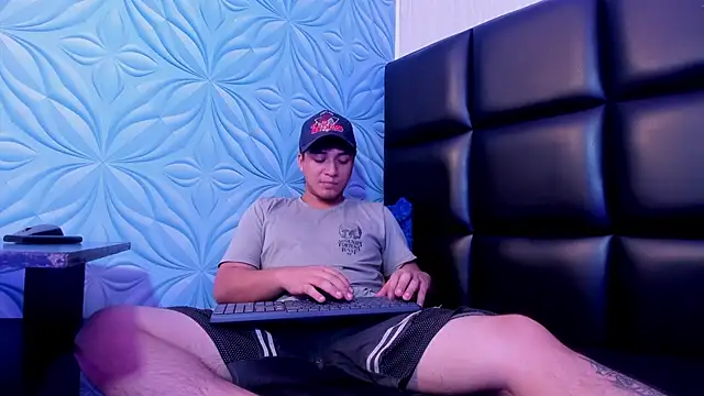 Snapshot of juanmechanic_ chatting on 12-14-25, 05:35 juanmechanic online show from 12-14-25, 05:35