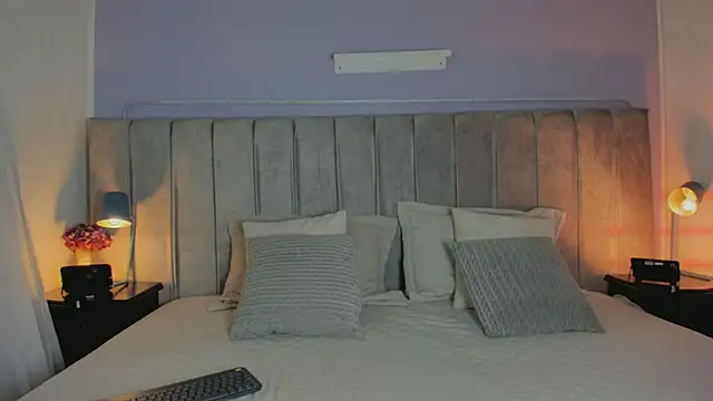 Larra Scott  online show from 10-11-25, 08:07