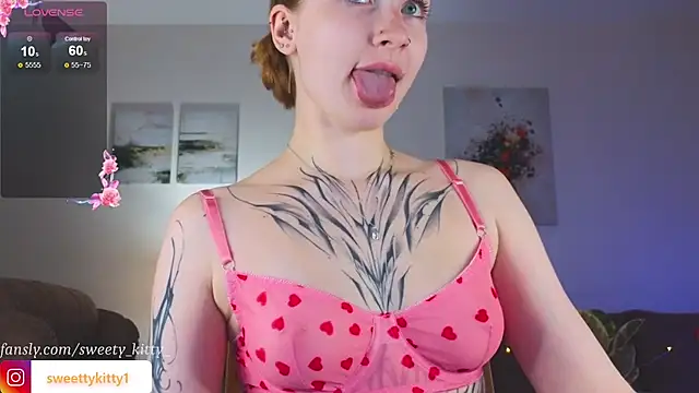 Snapshot of sweettykitty chatting on 10-21-25, 01:34 sweettykitty online show from 10-21-25, 01:34