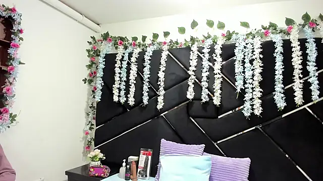 Nanis James online show from 09-28-25, 03:01