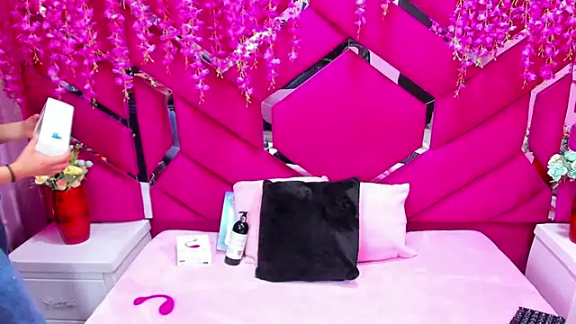 Nanis James online show from 12-14-25, 04:07