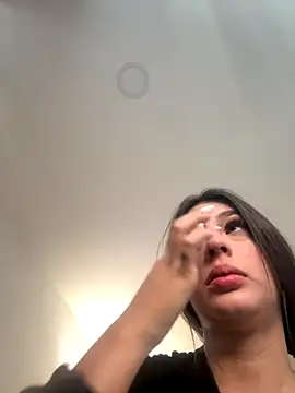 Snapshot of Mavii_ chatting on 10-15-25, 04:18 Mavii online show from 10-15-25, 04:18