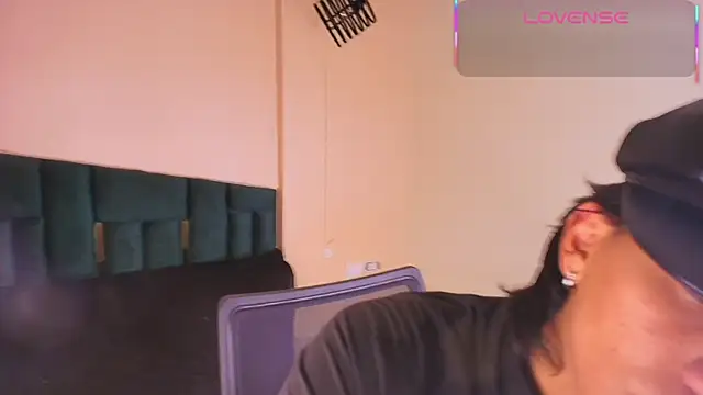 Snapshot of Dom_venena chatting on 09-12-25, 08:09 Dom venena online show from 09-12-25, 08:09