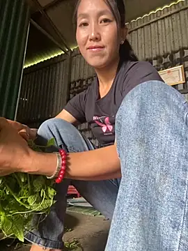 Snapshot of Huong-Ly chatting on 09-13-25, 06:57 Huong-Ly online show from 09-13-25, 06:57