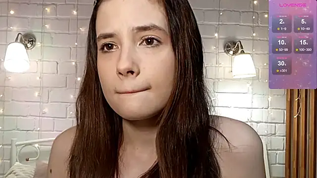 Honeey Beee online show from 12-14-25, 04:23