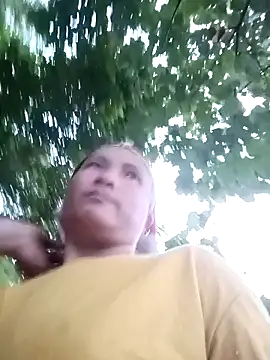 Snapshot of Love-Mama33 chatting on 10-20-25, 10:38 Love-Mama33 online show from 10-20-25, 10:38