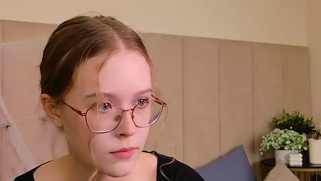Snapshot of MandyMils chatting on 10-26-25, 02:12 MandyMils online show from 10-26-25, 02:12