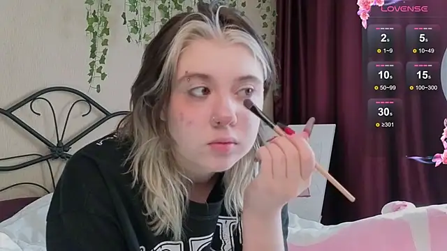 Snapshot of IrisSoCute chatting on 09-10-25, 04:23 IrisSoCute online show from 09-10-25, 04:23