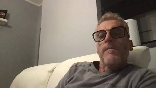 Axl hot online show from 11-14-25, 08:51