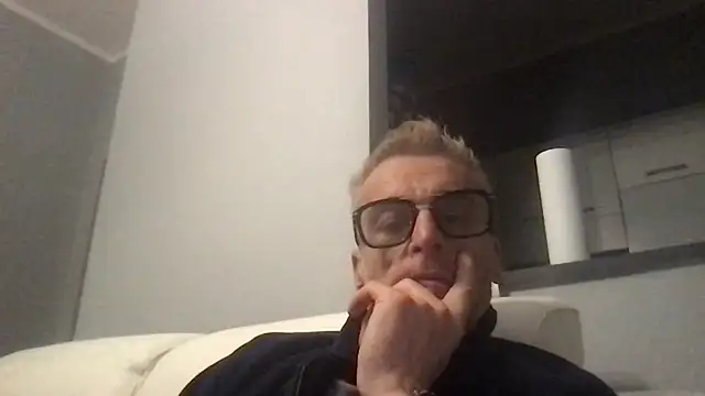 Axl hot online show from 11-22-25, 07:57