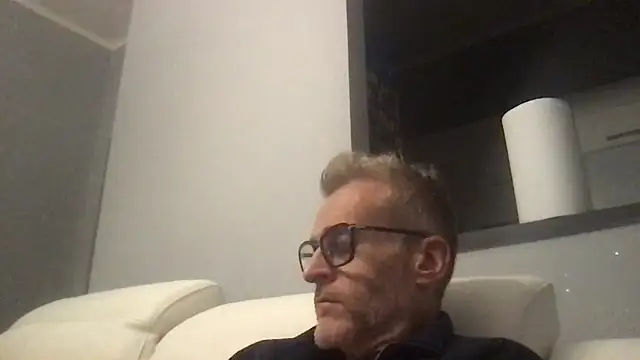 Axl hot online show from 11-28-25, 08:33