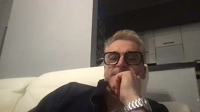 Axl hot online show from 12-04-25, 08:17