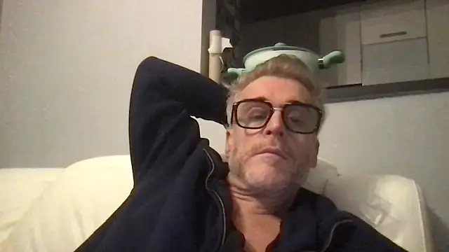 Axl hot online show from 02-10-26, 08:13