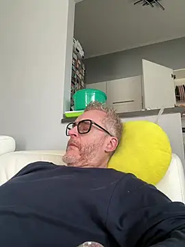 Axl hot online show from 03-28-26, 01:33