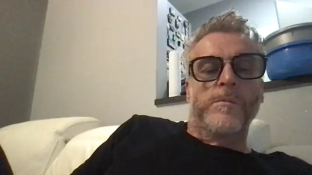 Axl hot online show from 04-21-26, 05:50