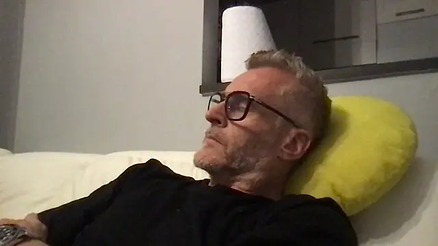 Axl hot online show from 04-27-26, 09:02