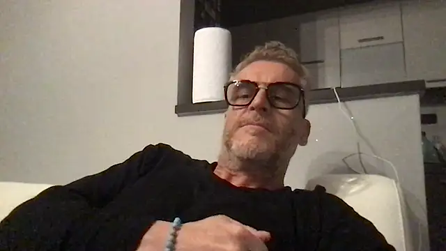 Snapshot of Axl_hot chatting on 04-30-26, 08:57 Axl hot online show from 04-30-26, 08:57