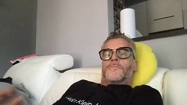 Snapshot of Axl_hot chatting on 05-01-26, 12:54 Axl hot online show from 05-01-26, 12:54