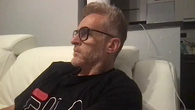 Snapshot of Axl_hot chatting on 05-08-26, 10:37 Axl hot online show from 05-08-26, 10:37