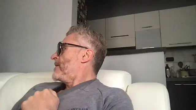 Snapshot of Axl_hot chatting on 05-16-26, 11:42 Axl hot online show from 05-16-26, 11:42