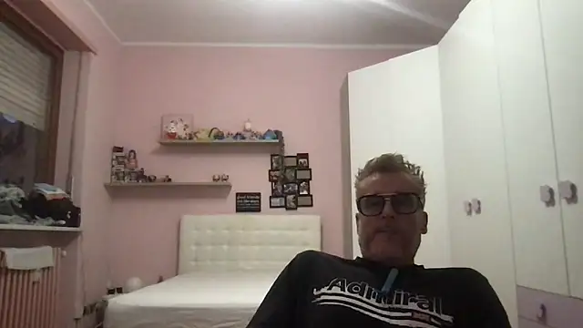 Snapshot of Axl_hot chatting on 05-22-26, 07:19 Axl hot online show from 05-22-26, 07:19