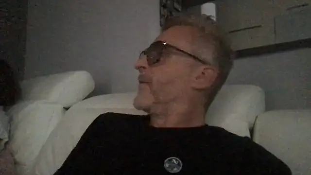 Snapshot of Axl_hot chatting on 05-28-26, 06:27 Axl hot online show from 05-28-26, 06:27