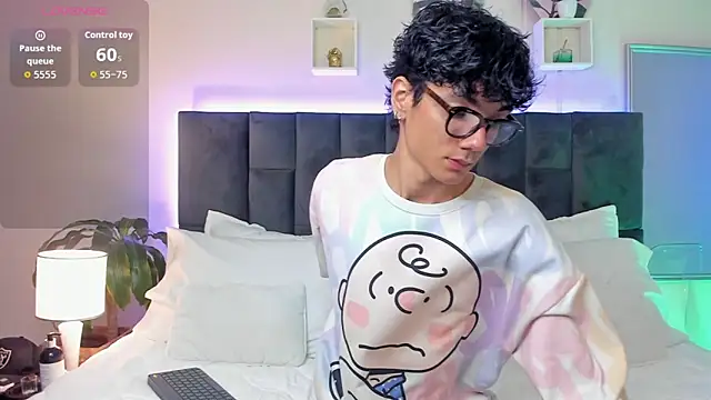 Snapshot of Phillicious__ chatting on 10-04-25, 09:35 Phillicious online show from 10-04-25, 09:35