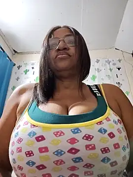 Snapshot of Avannay chatting on 12-16-25, 01:21 Avannay online show from 12-16-25, 01:21