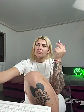 MiaKiittyy online show from 12-21-25, 05:09