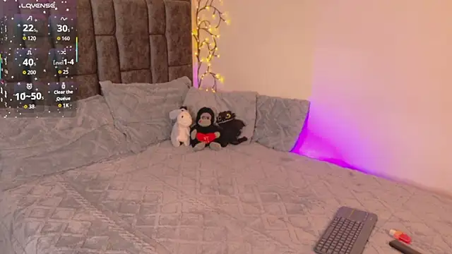 Snapshot of sophie_gonz chatting on 10-18-25, 12:13 sophie gonz online show from 10-18-25, 12:13