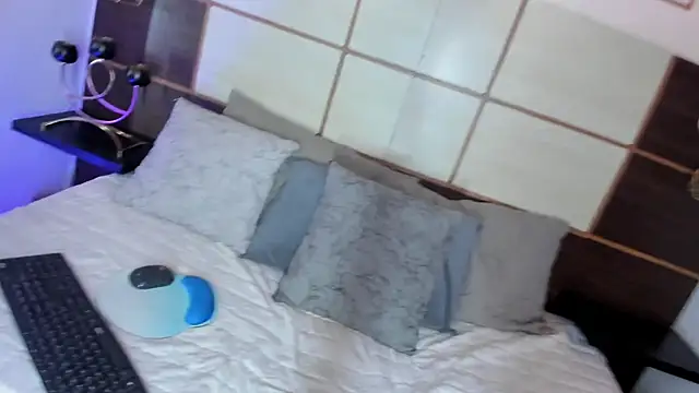 sofiagomez   online show from 09-15-25, 08:20