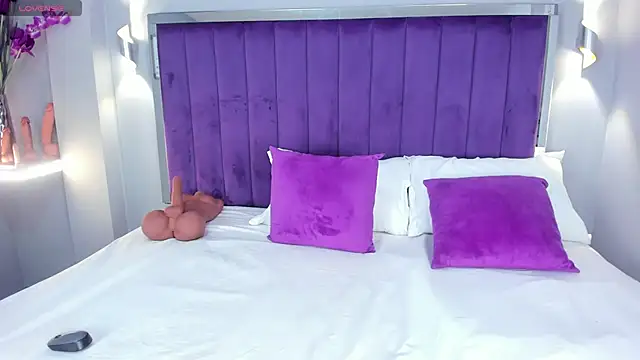 ElaraDusk online show from 10-24-25, 04:31