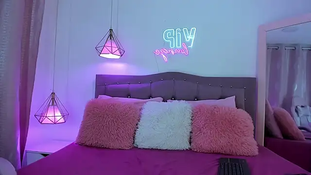 Snapshot of Sophie_stars chatting on 09-09-25, 03:28 Sophie stars online show from 09-09-25, 03:28