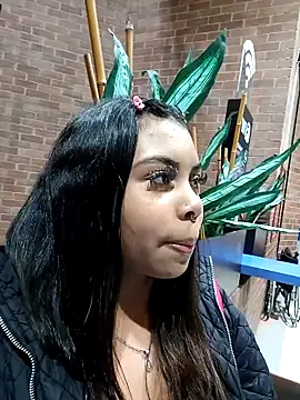 Snapshot of theLayla_DH chatting on 10-16-25, 11:06 theLayla DH online show from 10-16-25, 11:06