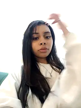 Snapshot of theLayla_DH chatting on 10-25-25, 08:25 theLayla DH online show from 10-25-25, 08:25