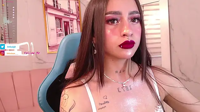 Snapshot of Abril_Velvet_a_ chatting on 10-17-25, 01:35 Abril Velvet a online show from 10-17-25, 01:35