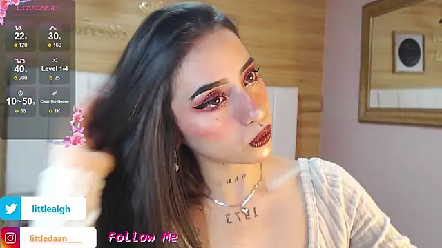 Snapshot of Abril_Velvet_a_ chatting on 11-07-25, 01:33 Abril Velvet a online show from 11-07-25, 01:33