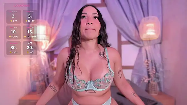 ReinaChloe online show from 03-04-26, 10:54