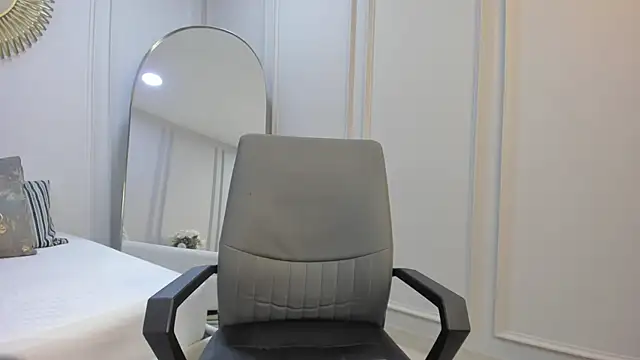 CharlotteBrownn  online show from 10-07-25, 01:25