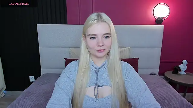 Snapshot of RuthBryant chatting on 09-19-25, 08:38 RuthBryant online show from 09-19-25, 08:38