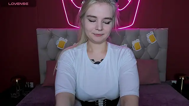 Snapshot of RuthBryant chatting on 09-22-25, 01:40 RuthBryant online show from 09-22-25, 01:40