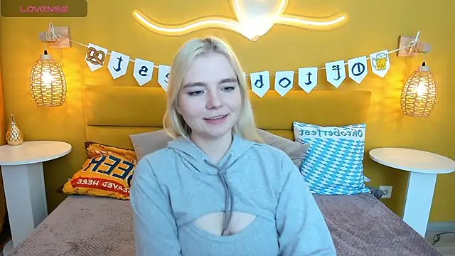 Snapshot of RuthBryant chatting on 09-28-25, 01:05 RuthBryant online show from 09-28-25, 01:05