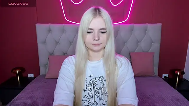 Snapshot of RuthBryant chatting on 09-30-25, 08:30 RuthBryant online show from 09-30-25, 08:30