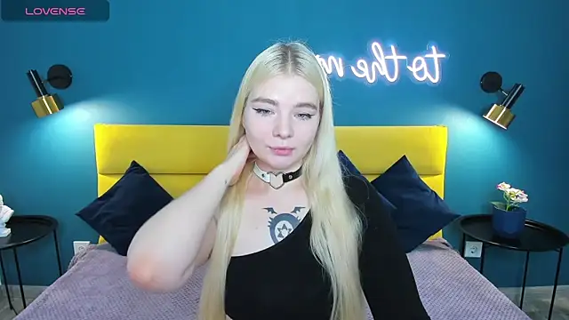 Snapshot of RuthBryant chatting on 10-08-25, 01:03 RuthBryant online show from 10-08-25, 01:03