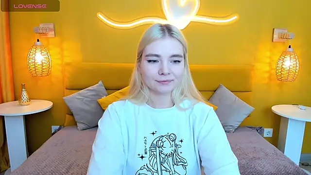 Snapshot of RuthBryant chatting on 10-19-25, 12:44 RuthBryant online show from 10-19-25, 12:44