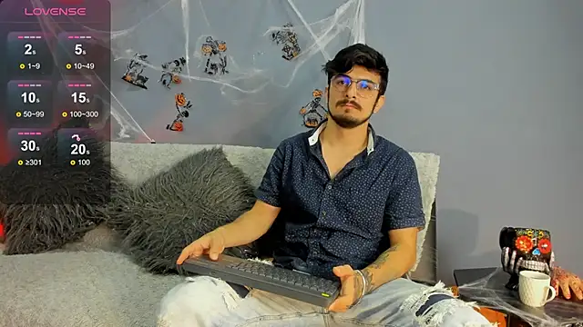 AaronFuentes7 online show from 10-11-25, 06:06