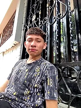 Snapshot of elfernh chatting on 10-16-25, 02:18 elfernh online show from 10-16-25, 02:18